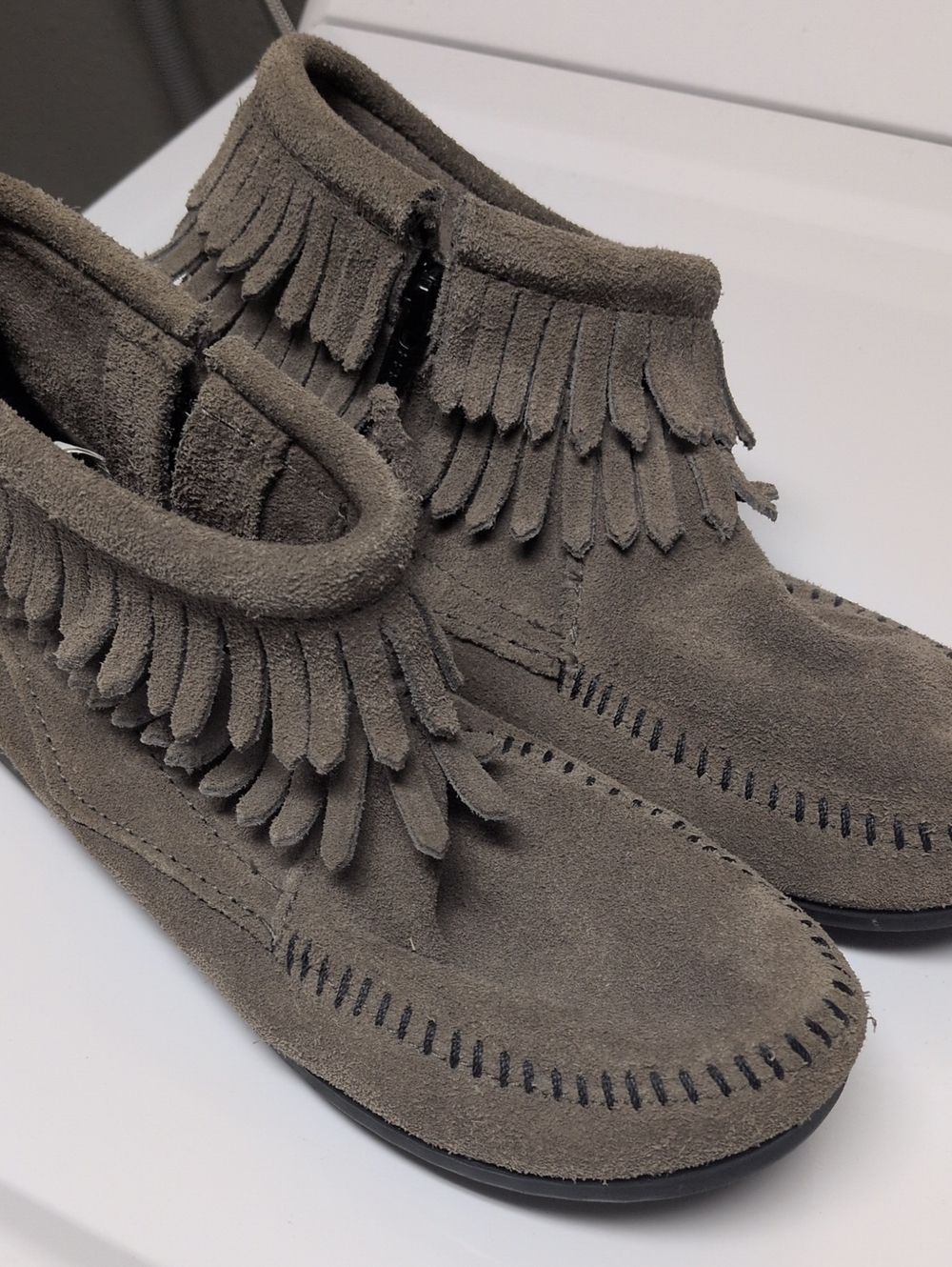 Minnetonka Kids Size 2 Tan Leather Suede Fringe Moccasins